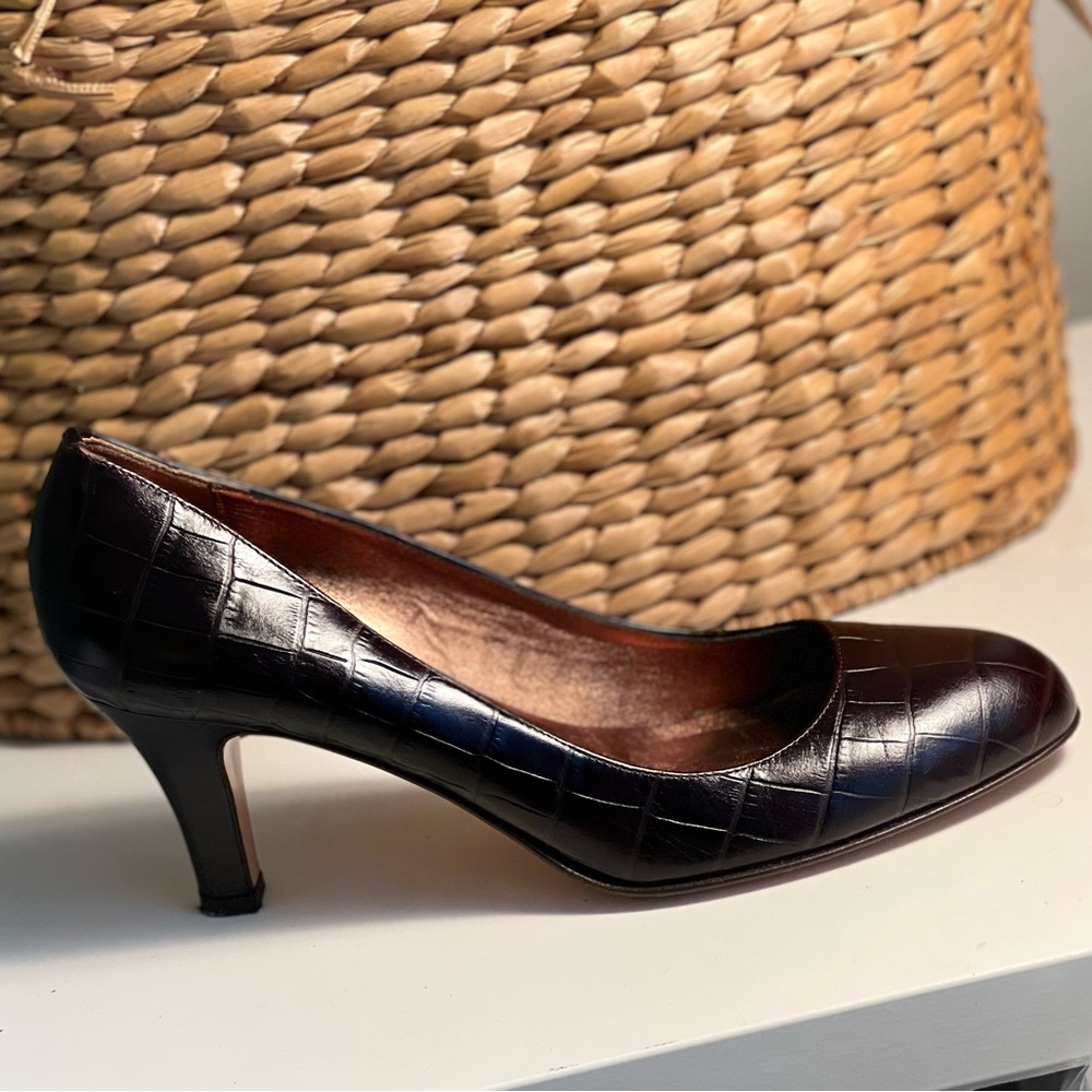 ADRIENNE VITTADINI 3” Italian made leather pumps. Beautiful shoe.  Sz 9.5